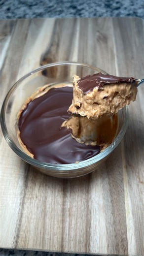 Holland Birkemeyer | High-Protein Recipes + Meal Plans on Instagram: "Giant Protein Reese’s 🥜🍫⬇️ A creamy, peanut-buttery base with a chocolate shell—52g of protein in a dessert that tastes like the real thing. Perfect for when you want sweet and filling in one bite. ✅ comment “RECIPE” for access to my high-protein recipe community where we drop 40 recipes just like this every month! INGREDIENTS: – 1/3 cup (60g) Greek yogurt – 1 scoop vanilla protein powder (@transparentlabs – co