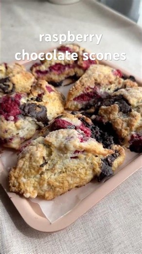 Raspberry Chocolate Scones 🍫: https://glow-diaries.com/raspberry-chocolate-scones/