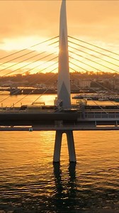 Watch the sun as it casts an orange glow over İstanbul’s Haliç Metro Bridge 🌅 🎥 IG: ykaanyildirim #GoTürkiye #Goistanbul #İstanbul | Go Türkiye