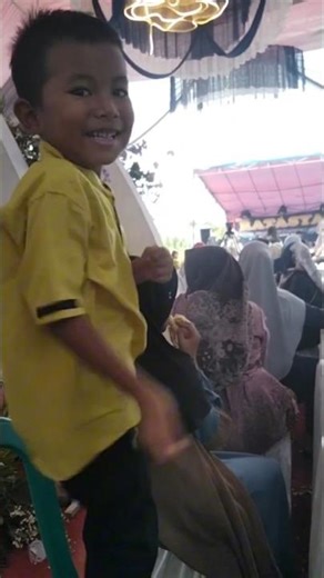 Jogetnya Lincah Banget! Anak Ini Jadi Bintang Kondangan 🤣🔥