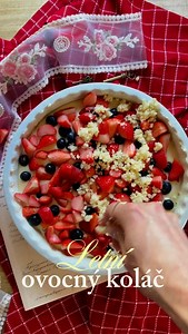 🍓🫐🍓Letní ovocný koláč z kefíru🍓🫐🍓 Suroviny: (Těsto) 🍰200 g kefíru 🍰1 vejce 🍰85 ml rozpuštěného másla 🍰90 g krystalového cukru 🍰2 vanilkové cukry 🍰200 g polohrubé mouky 🍰1 lžička kypřícího prášku do pečiva 🍰400 g ovoce (jahody, borůvky) (Drobenka) 🍭70 g hrubé mouky 🍭50 g másla 🍭60 g krystalového cukru #kolac #ovocnykolac #kolace #peceni #bake #food #jahody #boruvky #drobenka #recepty #recept #jednoducherecepty #leto #cake #summercake #ceskakuchyne #ondrovahudebnikucharka #fyp #fo