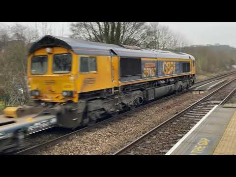 “Three Bridges ASC” 66787 4L08 with 8 containers & 195022 departing platform 2 Lea Road 8/1/2026