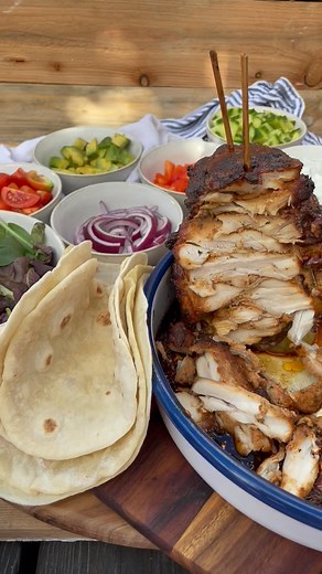 Victorias Provkök Matblogg & Bakblogg on Instagram: "Alltså WOW spana in detta! Sååå gott och mysigaste middagen! Kycklinggyros🙌 Spana in videon och SPARA ner så du inte glömmer att prova! Receptet finns även på bloggen, där har du brödet också! Gilla, dela, kommentera ja gör allt så du får upp mina inlägg i fortsättningen också ❤️ men framförallt missa inte att göra detta! Drömmer redan om nästa gyros 😂 Är detta en middag för dig? #kyckling #gyros #chicken #kycklinggyros #dinner #middag #hem