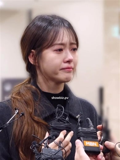 Go Ara khóc sưng mắt, khóc nấc tại tang lễ Ahn Sung Ki | go ara