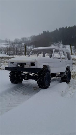 Gave the 1/6 Disco 1 two new axles, without differentials, to improve the off-road capabilities!