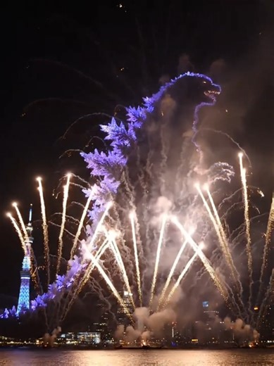 Tokyo welcomed 2026 with an unreal Godzilla-themed fireworks show 🐲🎆 The scale, timing, and effects looked straight out of a movie. Seriously… how did they even pull this off? Godzilla TokyoFireworks NewYear2026 JapanCelebration FireworksShow ViralJapan NewYearsEve Disclaimer: Content shared for entertainment purposes only. This video is not mine. Credits to the original owner. #Fireworks #Japan #HappyNewYear #fyp #foryou