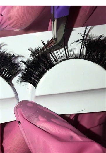 The lash plug you didn’t know you needed 😉💕 Need the lash extension look without the price? 👀 Our custom lash strips mimic the look of real lash extensions and last for months 😮‍💨✨ ✔️ No fills or maintenance ✔️ Long-lasting ✔️ Easy to apply Shop All Styles! 🛍️✨Shipping & Pick Up Available 🔗ell-llc.square.site 📍Dallas, Texas Lash Extensions | Custom Strips 🔥 #lashstrips #lashextensionlook #lashextensionstrips #striplash #customstriplashes