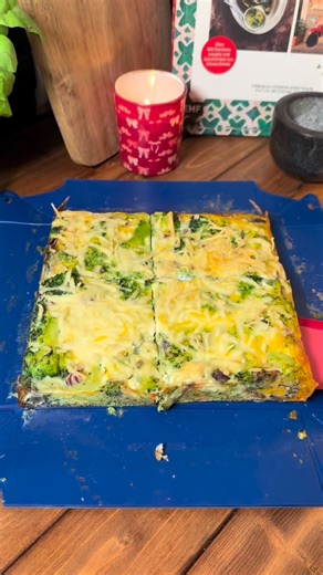 Giulia Maria Scollo on Instagram: "Anzeige | Brokkoli-Ofen-Frittata Pro Stück ca. 160 kcal / 15g E / 5g KH / 8g Fett ✅ Kalorienarm ✅ Mealprep geeignet ✅ Low Carb-Rezept Zutaten für 4 Stücke: • 500g Brokkoli • 1 Zwiebel • 4 Eier • 50g Light Gouda Streukäse • Gewürze: Knoblauchgewürz, Salz, Pfeffer ➡️ Backform Silkon Wunderform Frame SQ von @cooxwunderform (19,5 cm x 18cm) , ✨maximalen Rabatt mit Code: GG Zubereitung: 1. Backofen auf 160 Grad Umluft vorheizen 2. Brokkoli weich kochen 3. alle Zutat