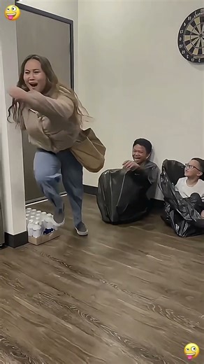 Trash bag prank🤣🤣#scary #funny #fartmaister #funnyprank #usa #humor #comedy
