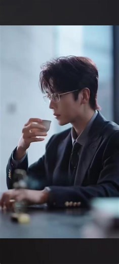 Fans versi versian mari merapat, ini versi ke 2 dr cerita Muzhiqing❤tangtang, cerita slowburn romance nikah kontrak krn cwnya mecahin guci 60M dan tnyt semua itu cuma akal2an si cowo yg udh kenal cw dr 17th lalu sbg kk bambu tmn chat nya. versi pertama dimainkan sama Liuqing (udh pernah gw bahas di vt sebelumnya), nah versi kedua ini yg main Charon n jiayixuan/jadie jia. Versi ini ceritanya melengkapi versi1, spt cerita ttg ortu cw, dan ending yg lebih detail dan menyentuh alasan keduanya akhirn