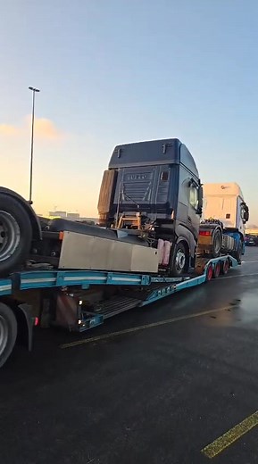 Car Transporter Arriving with 2 Iveco Trucks – Next Shipment to Libya 🇳🇱🚚➡️🇱🇾 A car transporter has arrived with two Iveco trucks ready for our next export shipment to Benghazi and Misurata, Libya. Booking for the next departure is now open! Direct Export from Port Amsterdam & Port Wilhelmshaven Ship your vehicles directly to Benghazi, Misratah, and Latakia. 📲 Fast Quote: WhatsApp or email info@clapotish.com Send: Vehicle type VIN number Dimensions (length, height, width) NL or GER drop-of