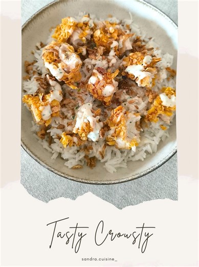 • Tasty Crousty • J'ai enfin testé LA recette qui enflamme tiktok ! On s'est régalés, c'était très bon mais un peu sur côté haha. La plat se constitue de manière suivante : riz, sauce, tenders, oignons frits et un peu de sauce sur le dessus. J'ai cuit mon riz et préparé mes tenders maison, je te donne la recette de la sauce qui est excellente ! Recette de la sauce : 2 c.à.s. de crème fraîche 2 c.à.s. de mayonnaise 1 c.à.s de sauce aigre-douce 1 c.à.s de sauce soja sucrée 1 c.à.s de persil Sel Po