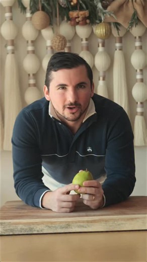 Arnie Cocina on Instagram: "Pera con foie gras y oporto! Así puedes transformar una simple pera en algo digno para reyes! El foie y la reducción de oporto le agregan riqueza de sabor a la pera! Aquí te dejo la receta para que lo prepares! INGREDIENTES 2 Peras 2 y 1/2 Tazas de Oporto 1/4 Taza de Azucar Morena 1/2 Baston de Canela 1/4 Taza de Foie Gras 2 Cdas de Mantequilla 1/4 Taza de Queso Mascarpone Hojas de Sorrel #foiegras #pera #oporto #chef #receta"