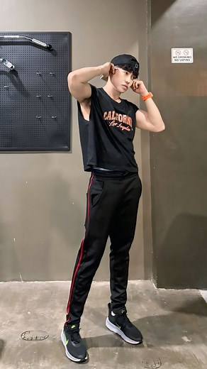 Me vs. the hip thrust machine… and I think I’m in love. #fblifestyle 📍Elevation Fitness Gym - Panabo | Keiji Matsumoto