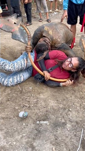 The woman in the red dress was hit by a horse-drawn carriage from behind‼️
