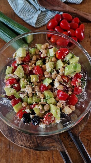 Salade composée de pois chiches à la grecque. Recette rapide à préparer. Pour la sauce, une petite vinaigrette maison toute simple à faire. . . Ingrédients pour 4 personnes : . . 380 g de pois chiches cuits 250 g de tomates cerises 1 concombre 150 g de feta Oignon rouge Olive noire Persil frais . . #saladecomposée #faitmaison #saladedepoischiches #salade #recettedesalade #saladedete #recettedesalade #poischiche #saladeconcombre #saladedetomates #saladegrecque #saladefeta #salademaison #saucesala