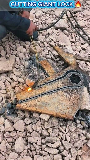 Cutting a Giant Lock from Scrap Metal – Satisfying Metalworking Skill.