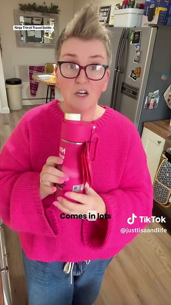 Know someone who always wastes fizzy pop because the can goes flat? This Ninja Thirsti travel bottle fixes that forever. It’s an insulated, leakproof bottle that keeps drinks cold for 24 hours, hot for 8–12 hours — and yes, it keeps drinks fizzy too. Comes in two sizes (530 ml and 700 ml), a bunch of colours! Perfect for pop lovers, daily commuters, gym goers or anyone who hates flat drinks. Cold drinks stay cold. Soda stays fizzy. Hot drinks stay hot. Flat-pop problems? Bottled. 🎯🥤 🙋‍♀️ Tap 