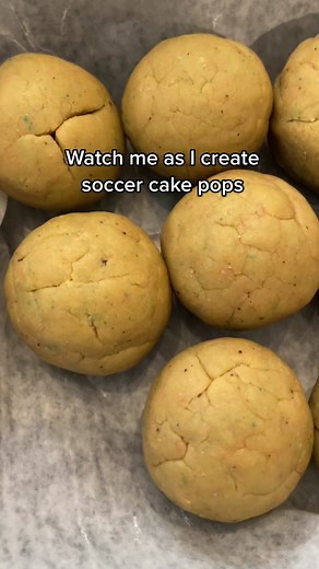Soccer Cake Pops Tutorial: Fondant Decor Ideas