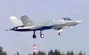 银皮歼35亮相，离上舰应该不远了，海外网友看中国最新歼35战斗机