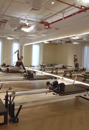 One Reformer? Fun. Five Reformers? A whole vibe! 😎 🔥Watch our instructor flow through all the moves— proving that Pilates is never one-size-fits-all. Ready to find your flow? 🤸🏼‍♀️ #PilatesFlow #FormPilates #FindYourForm