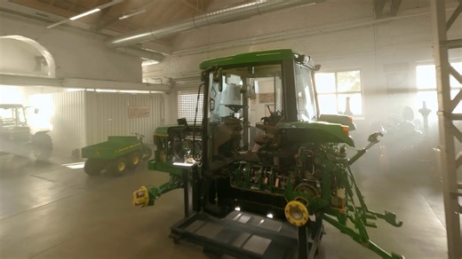 Mit Vollgas ins neue Jahr 2023! 🎇 Aber nehmen wir uns kurz eine Minute, um uns an die historischen John Deere Traktoren zu erinnern... Was war euer allererster John Deere Traktor? | John Deere