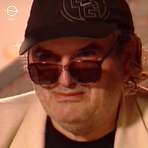 Id. Szakcsi Lakatos Béla a magyar jazz pótolhatatlan alakja volt. 2022-ben kapott Petőfi Zenei Díj Életműdíjat – ugyanabban az évben, amikor eltávozott közülünk. Az elismerés egy kivételes művészi pályát koronázott meg, amely nemcsak a jazz, hanem az egész magyar zenei élet számára meghatározó jelentőségű volt. A díj átadásának pillanata különösen emlékezetes: a szintén Életműdíjas Tátrai Tibor adta át az elismerést, egy közel 50 éves személyes és szakmai barátság mérföldköveként. A Nemzet Művés