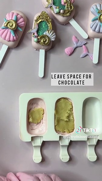 Making cakesicles can be hard, these tips have helped me i hope you find them useful! Stick around for a tutorial on the under the sea theme cakesicles 🫶🏻🩷 #cakesicles #cakepopstutorials #fyp #foryou #parati