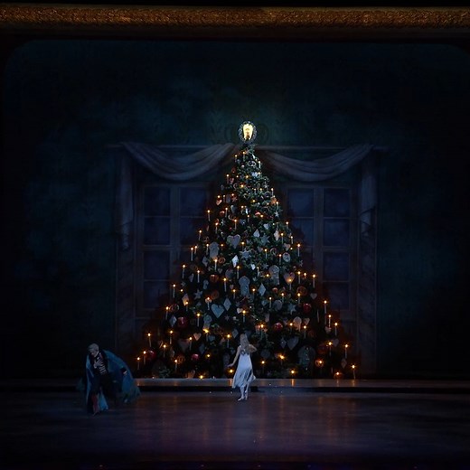 Wishing you a very Merry Christmas from the Royal Opera House 🎄 Today we're sharing the magical transformation of the Christmas tree in The Royal Ballet's 'Nutcracker'. It starts as an ordinary Christmas tree at Dr Stahlbaum's party, but – to a series of thrilling crescendos – Drosselmeyer transforms it into a gigantic tree complete with huge presents 🎁 🎥 Tom Whitehead and Sophie Allnatt | Royal Ballet And Opera