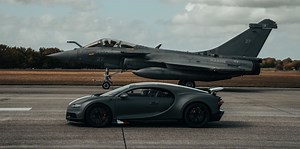 Bugatti Chiron Sport vs jet: Una drag race de alto octanaje