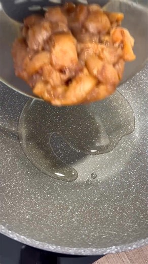 39K views · 68 reactions | Zrób ze mną ten pyszny obiad!  Składniki: -1 duży filet z kurczaka + sól, pieprz, 1 łyżka sosu sojowego, 1 łyżka miodu, 2 ząbki czosnku, 1 łyżeczka octu winnego -1 marchewka -połowa papryki czerwonej -połowa brokuła -1 cebula -2 ząbki czosnku -250 g makaronu typu noodle -szczypiorek Sos: 1/4 szklanki wody, 3 łyżki sosu sojowego, 1 łyżka soku z cytryny #gotowanie #jedzenie #polishfood #gotowanietomojapasja #przepis | Szefowa Kuchni | Facebook