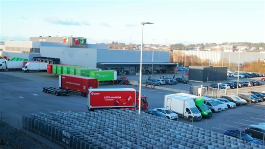 🇳🇴 Én av våre elektriske lastebiler legger ut på veien med leveransene. 🇬🇧 One of our electric trucks hits the road with deliveries. | B&B-Transport AS