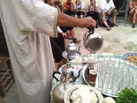 Cérémonie de la préparation du thé à la menthe