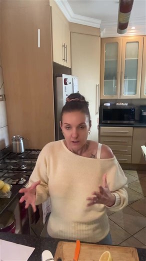 Currently fighting a respiratory infection and my stomach just can’t handle pain meds… so this is what I’m using instead. This simple mix helps soothe the throat, ease inflammation and support your body while you recover. Save this for when you need it, you’ll thank yourself later. #NaturalRemedy #HomeRemedies #CoughRelief #WellnessTips #11Lines