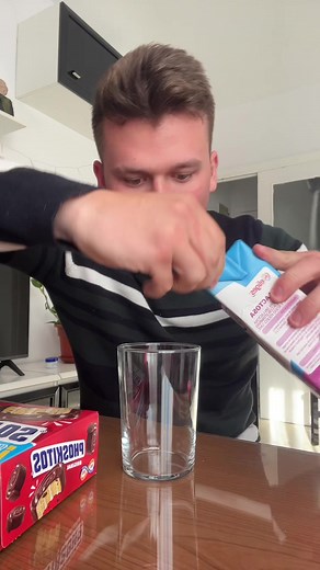 Comiendo Phoskitos: chico come Phoskitos y reacciona