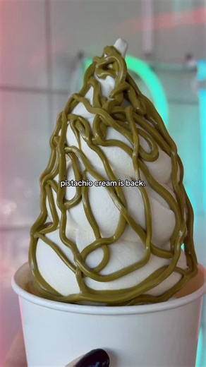 Frozen Yogurt on Instagram: "Pistachio cream is back!!! 💡Dubai chocolate - add magic shell chocolate or chocolate drizzle + pistachio cream 🧑‍🍳💋🍀🍫"