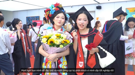 WSU GRADUATION REFLECTIONS #10: NGUYỄN PHẠM MINH THƯ & TRƯƠNG NỮ LAM KHUÊ - MINH CHỨNG CHO CÂU NÓI “MUỐN ĐI NHANH THÌ ĐI MỘT MÌNH, MUỐN ĐI XA THÌ ĐI CÙNG NHAU” Minh Thư và Lam Khuê, hai tân cử nhân Kinh doanh, chuyên ngành Marketing tại Western Sydney Việt Nam đã đồng hành cùng nhau suốt những năm đại học. Từ những buổi học đầu còn nhiều lo lắng cho đến lúc tự tin khoác áo cử nhân, cả hai đều có mặt bên cạnh nhau. Họ không chỉ là bạn cùng lớp, họ là đôi bạn thân luôn hỗ trợ và truyền động lực ch