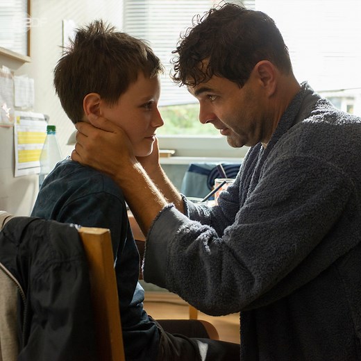 Bendix versteht den Zustand seines Vaters nicht. Erst durch Jule erfährt er, sein Vater leidet unter starken Depressionen. Um ihm zu helfen, müssen beide einen schwerer Schritt wagen. “Das Versprechen“ seht Ihr heute Abend im #ZDF und bereits vorab in der #ZDFmediathek: https://kurz.zdf.de/f0HB/ #VaterSohnDrama #FernsehfilmDerWoche #Depressionen | ZDF