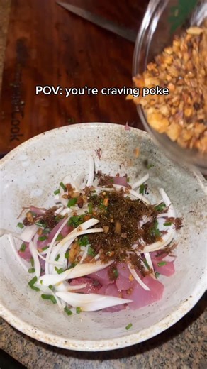 Did you know that ‘fresh poke’ doesn’t always mean freshly caught? It just means never frozen. Studies in Hawaiʻi show ahi that’s never frozen are on average on ice for 9–12 days or more before unloading so when you see ‘fresh ahi poke,’ it doesn’t mean caught yesterday. After unloading, the fish might spend another day or two going through auction, distribution, and cutting before becoming poke. The fresh ahi in many poke bowls could realistically be 10–14 days from catch but still considered f