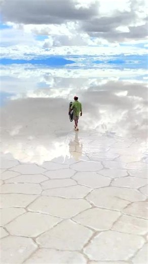 🎬 睁大眼睛，你现在看到的不是特效，也不是科幻电影，而是玻利维亚的乌尤尼盐湖！当雨水覆盖盐沼，天地之间唯一的界限就消失了。在这里走一步，就像是漫步在云端。你敢相信地球上真的有这样的地方吗？如果能带一个人去这里，你最想带谁？快在评论区艾特TA！ #乌尤尼盐湖 #天空之镜 #大自然的奇迹 #治愈系风景