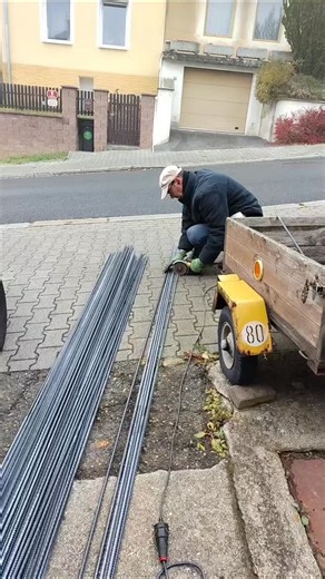 Tomáš Vlasák on Instagram: "Když jsem stříhal tohle video, přemýšlel jsem, o čem bych vám během něj vyprávěl. A on se ten příběh vzápětí objevil a navíc se týká přesně téhle konkrétní výztuže. Stropní deska je první místo na celé téhle mojí stavbě, kde jsem použil novou betonářskou výztuž. Ale překvapivě, tahle betonářská výztuž mne vyšla levněji, než všechna ta ze šrotu, kterou jsem použil doposud. Rodina mé sestry má na Šumavě starou chalupu. Ta chalupa měla léta špatnou střechu, kterou jsem t
