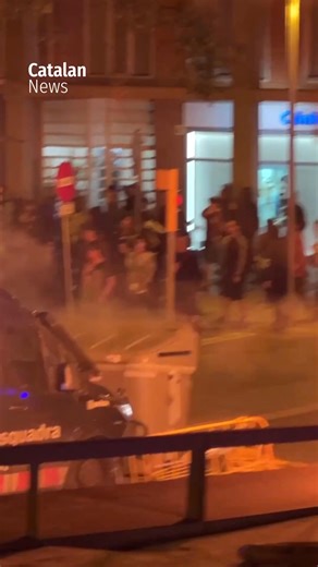 🎥 Clashes, containers on fire, and fireworks at a pro-Palestine demonstration in Barcelona Protesters face Mossos d’Esquadra police in front of the Israeli consulate in the Catalan capital More: https://www.catalannews.com/society-science/item/pro-palestine-demonstrators-protest-sants-october-15-2025-pm | Catalan News