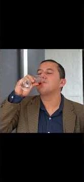 They made fun of the waiter without knowing who he was. #movimientoelamorhacealmundogirar #skinca...