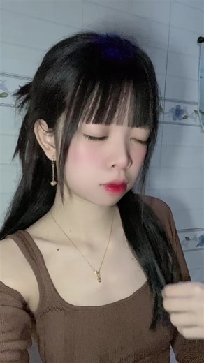 Bé Tuyền thích review trên TikTok