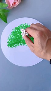 With just a few dots of cotton swab, you can create beautiful spring-themed creative drawings for children. Give it a try! #PreschoolCrafts #SpringCrafts #PreschoolCreativeArt #ChildrensCreativeArt | hand made crafts for kids