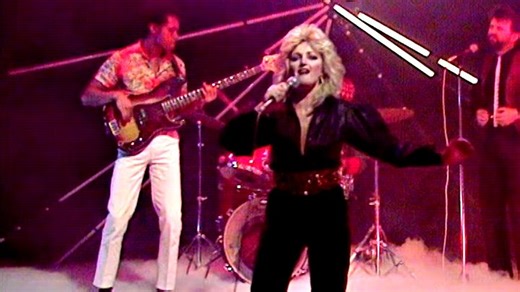 Bonnie Tyler — Total Eclipse Of The Heart (1983)