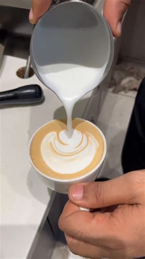 dabbal heart 💓 tryto latte expresso coffee art #bollywood #hindisong #bollywoodtunes #bollywoodhits