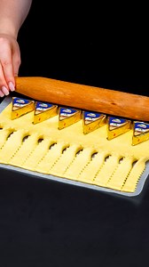 494K views · 923 reactions | Słynna przystawka z ciasta francuskiego, która doprowadza świat do szaleństwa Składniki: ciasto francuskie: 700 g gotowane jajka: 2 szt ser topiony: 150 g ser: 150 g szynka: 100 g ogórki kiszone: 3 szt parmezan: 100 g jajka: 1 szt sos: cebula: 1 szt czosnek: 10 g szczypiorek: 10 g jogurt: 200 g sól: 10 g czarny pieprz: 5 g sok cytrynowy: 10 ml | Smaczny | Facebook