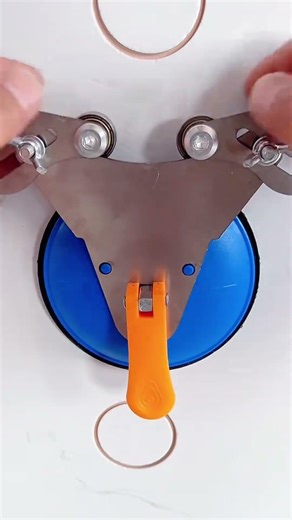 Simple and easy to use tile hole drilling and positioning auxiliary tool