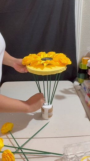 Cómo hacer un ramo de 9 rosas y un girasol #Ramo #girasoleseternos #rosaseternas #rosasamarillas #tutorial | Dian Rosas Eternas y más.